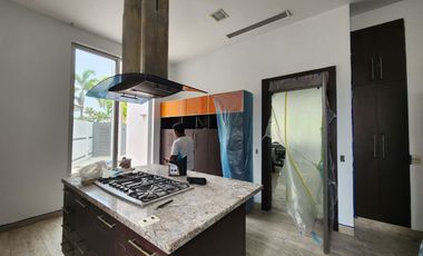 Samborondon, Renta de linda casa de estreno 4 dormitorios con pisicna y jacuzzi