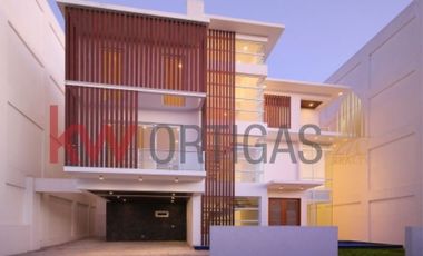 House and Lot in Mahogany Place 3, Taguig