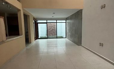 RENTA CASA EN LOMAS DEL REFUGIO FRENTE A PUERTA BAJIO