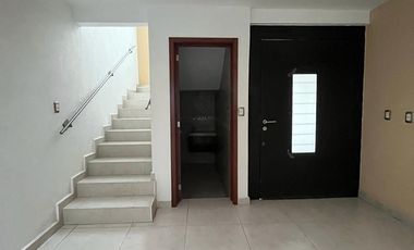 RENTA CASA EN LOMAS DEL REFUGIO FRENTE A PUERTA BAJIO