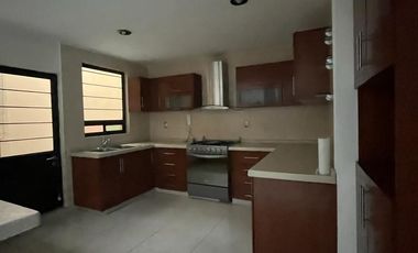 RENTA CASA EN LOMAS DEL REFUGIO FRENTE A PUERTA BAJIO