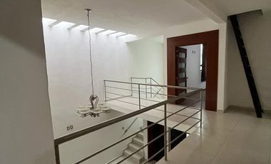 RENTA CASA EN LOMAS DEL REFUGIO FRENTE A PUERTA BAJIO