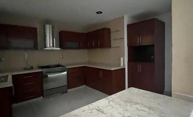 RENTA CASA EN LOMAS DEL REFUGIO FRENTE A PUERTA BAJIO