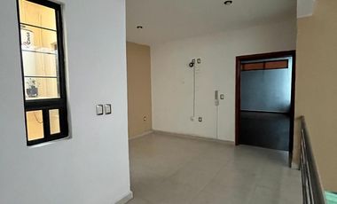 RENTA CASA EN LOMAS DEL REFUGIO FRENTE A PUERTA BAJIO