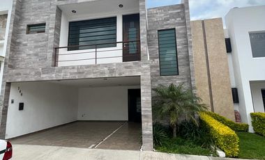 RENTA CASA EN LOMAS DEL REFUGIO FRENTE A PUERTA BAJIO