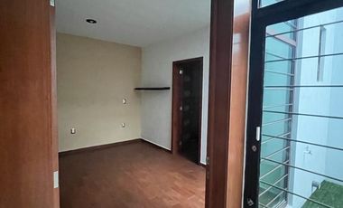 RENTA CASA EN LOMAS DEL REFUGIO FRENTE A PUERTA BAJIO