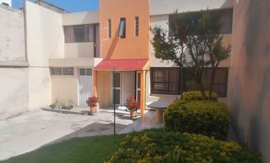 Casa habitacional y comercial en venta con ubicación privilegiada, a una cuadra del nuevo tren