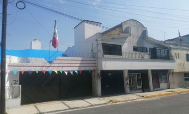 Casa habitacional y comercial en venta con ubicación privilegiada, a una cuadra del nuevo tren
