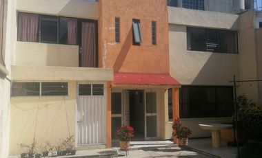 Casa habitacional y comercial en venta con ubicación privilegiada, a una cuadra del nuevo tren