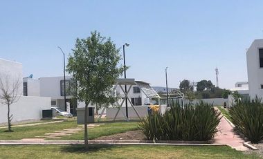 Casa en renta dos niveles en residencial la vida