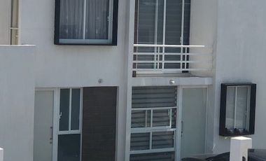 Casa en renta dos niveles en residencial la vida