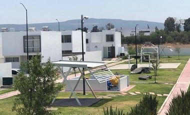 Casa en renta dos niveles en residencial la vida