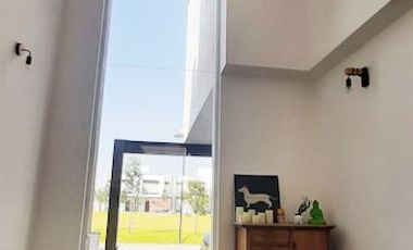 Vendo Casa en Residencial Bosques. Como Nueva