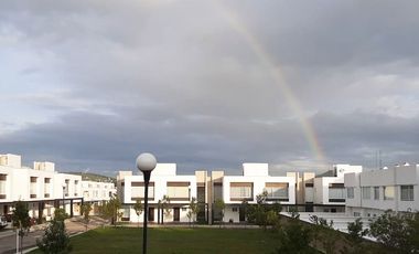 Vendo Casa en Residencial Bosques. Como Nueva