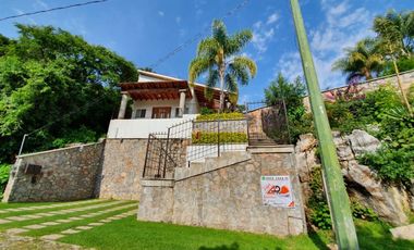 RENTA de bonita CASA ÁNGELES con alberca y jacuzzi climatizados; con vistas panorámicas con enorme jardín en Fracc Rancho San Diego en Ixtapan de la S