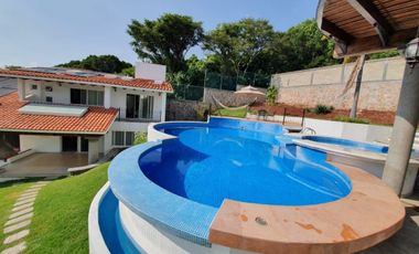 RENTA de bonita CASA ÁNGELES con alberca y jacuzzi climatizados; con vistas panorámicas con enorme jardín en Fracc Rancho San Diego en Ixtapan de la S