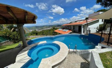 RENTA de bonita CASA ÁNGELES con alberca y jacuzzi climatizados; con vistas panorámicas con enorme jardín en Fracc Rancho San Diego en Ixtapan de la S