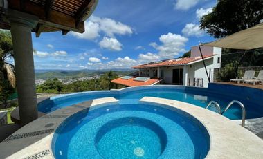 RENTA de bonita CASA ÁNGELES con alberca y jacuzzi climatizados; con vistas panorámicas con enorme jardín en Fracc Rancho San Diego en Ixtapan de la S