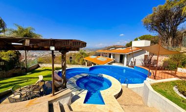 RENTA de bonita CASA ÁNGELES con alberca y jacuzzi climatizados; con vistas panorámicas con enorme jardín en Fracc Rancho San Diego en Ixtapan de la S