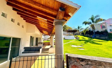 RENTA de bonita CASA ÁNGELES con alberca y jacuzzi climatizados; con vistas panorámicas con enorme jardín en Fracc Rancho San Diego en Ixtapan de la S
