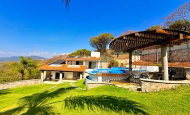 RENTA de bonita CASA ÁNGELES con alberca y jacuzzi climatizados; con vistas panorámicas con enorme jardín en Fracc Rancho San Diego en Ixtapan de la S