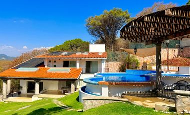 RENTA de bonita CASA ÁNGELES con alberca y jacuzzi climatizados; con vistas panorámicas con enorme jardín en Fracc Rancho San Diego en Ixtapan de la S