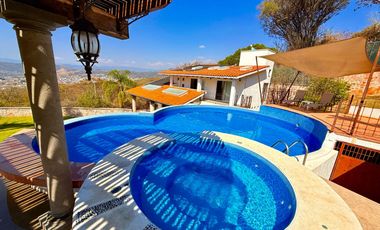 RENTA de bonita CASA ÁNGELES con alberca y jacuzzi climatizados; con vistas panorámicas con enorme jardín en Fracc Rancho San Diego en Ixtapan de la S