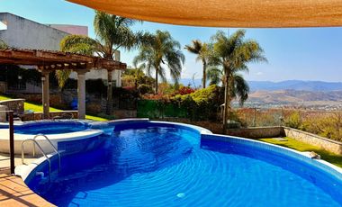RENTA de bonita CASA ÁNGELES con alberca y jacuzzi climatizados; con vistas panorámicas con enorme jardín en Fracc Rancho San Diego en Ixtapan de la S