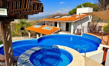 RENTA de bonita CASA ÁNGELES con alberca y jacuzzi climatizados; con vistas panorámicas con enorme jardín en Fracc Rancho San Diego en Ixtapan de la S