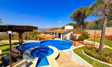 RENTA de bonita CASA ÁNGELES con alberca y jacuzzi climatizados; con vistas panorámicas con enorme jardín en Fracc Rancho San Diego en Ixtapan de la S