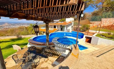 RENTA de bonita CASA ÁNGELES con alberca y jacuzzi climatizados; con vistas panorámicas con enorme jardín en Fracc Rancho San Diego en Ixtapan de la S