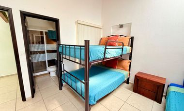 RENTA de bonita CASA ÁNGELES con alberca y jacuzzi climatizados; con vistas panorámicas con enorme jardín en Fracc Rancho San Diego en Ixtapan de la S