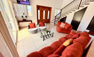 RENTA de bonita CASA ÁNGELES con alberca y jacuzzi climatizados; con vistas panorámicas con enorme jardín en Fracc Rancho San Diego en Ixtapan de la S