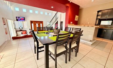 RENTA de bonita CASA ÁNGELES con alberca y jacuzzi climatizados; con vistas panorámicas con enorme jardín en Fracc Rancho San Diego en Ixtapan de la S