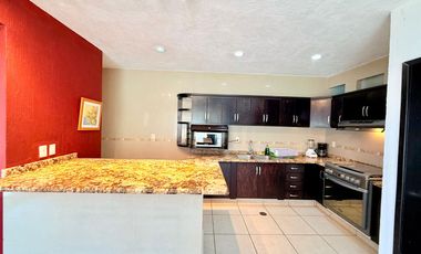RENTA de bonita CASA ÁNGELES con alberca y jacuzzi climatizados; con vistas panorámicas con enorme jardín en Fracc Rancho San Diego en Ixtapan de la S