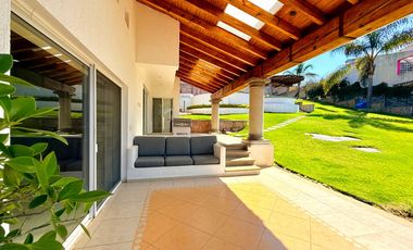 RENTA de bonita CASA ÁNGELES con alberca y jacuzzi climatizados; con vistas panorámicas con enorme jardín en Fracc Rancho San Diego en Ixtapan de la S