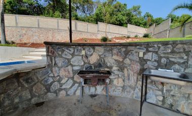 RENTA de bonita CASA ÁNGELES con alberca y jacuzzi climatizados; con vistas panorámicas con enorme jardín en Fracc Rancho San Diego en Ixtapan de la S