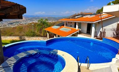 RENTA de bonita CASA ÁNGELES con alberca y jacuzzi climatizados; con vistas panorámicas con enorme jardín en Fracc Rancho San Diego en Ixtapan de la S