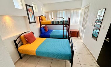 RENTA de bonita CASA ÁNGELES con alberca y jacuzzi climatizados; con vistas panorámicas con enorme jardín en Fracc Rancho San Diego en Ixtapan de la S