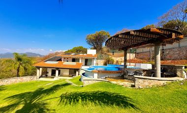 RENTA de bonita CASA ÁNGELES con alberca y jacuzzi climatizados; con vistas panorámicas con enorme jardín en Fracc Rancho San Diego en Ixtapan de la S