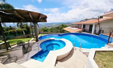 RENTA de bonita CASA ÁNGELES con alberca y jacuzzi climatizados; con vistas panorámicas con enorme jardín en Fracc Rancho San Diego en Ixtapan de la S
