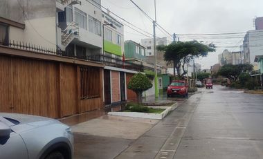 VENDO CASA EN ZONA RESIDENCIAL FRENTE A PARQUE EN URB. SANTA CATALINA, LA VICTORIA