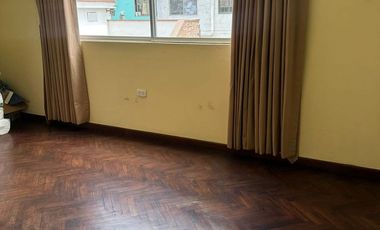 VENDO CASA EN ZONA RESIDENCIAL FRENTE A PARQUE EN URB. SANTA CATALINA, LA VICTORIA