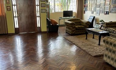 VENDO CASA EN ZONA RESIDENCIAL FRENTE A PARQUE EN URB. SANTA CATALINA, LA VICTORIA
