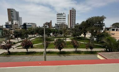 VENDO CASA EN ZONA RESIDENCIAL FRENTE A PARQUE EN URB. SANTA CATALINA, LA VICTORIA