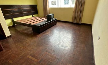 VENDO CASA EN ZONA RESIDENCIAL FRENTE A PARQUE EN URB. SANTA CATALINA, LA VICTORIA