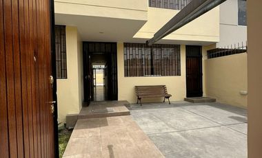 VENDO CASA EN ZONA RESIDENCIAL FRENTE A PARQUE EN URB. SANTA CATALINA, LA VICTORIA