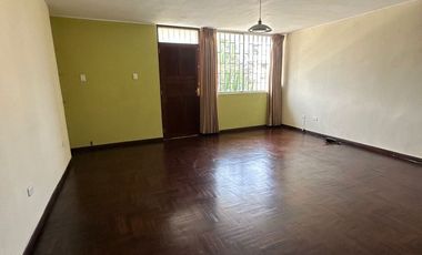 VENDO CASA EN ZONA RESIDENCIAL FRENTE A PARQUE EN URB. SANTA CATALINA, LA VICTORIA