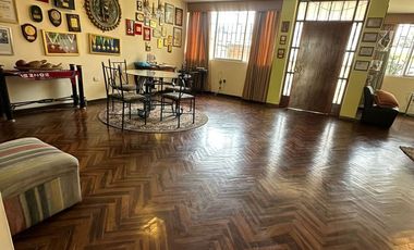 VENDO CASA EN ZONA RESIDENCIAL FRENTE A PARQUE EN URB. SANTA CATALINA, LA VICTORIA