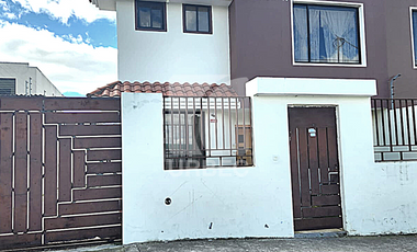 VENTA- CASA DE VENTA EN SECTOR RESIDENCIAL EN  BELISARIO QUEVEDO EN LATACUNGA/23URB049